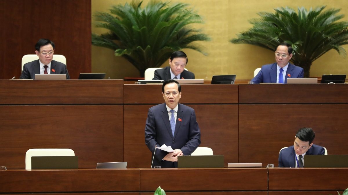 Bộ trưởng Đào Ngọc Dung trả lời chất vấn tại Kỳ họp thứ 5