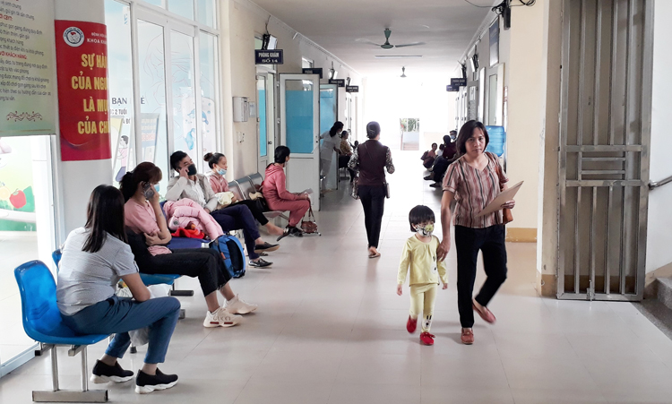 Khu vực chờ khám ở Sản Nhi Yên Bái luôn đông bệnh nhân dịp này.