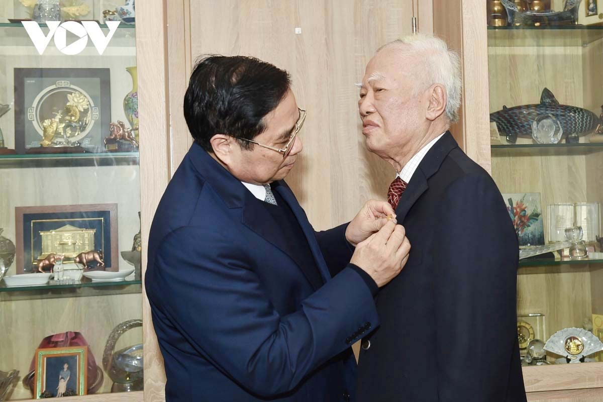 Thủ tướng Phạm Minh Chính gắn Huy hiệu 60 năm tuổi Đảng tặng nguyên Phó Thủ tướng Vũ Khoan.