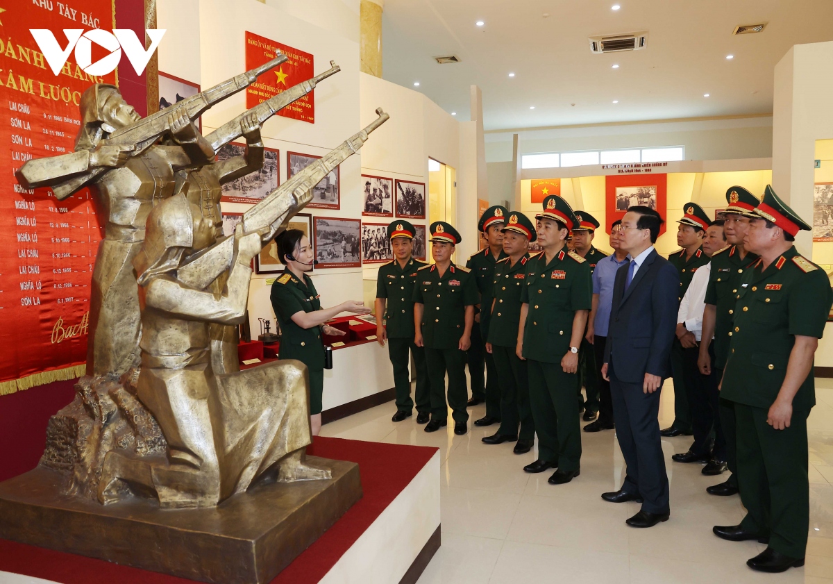 Chủ tịch nước Võ Văn Thưởng tham quan và nghe giới thiệu về truyền thống Quân khu tại Bảo tàng Quân khu 2.