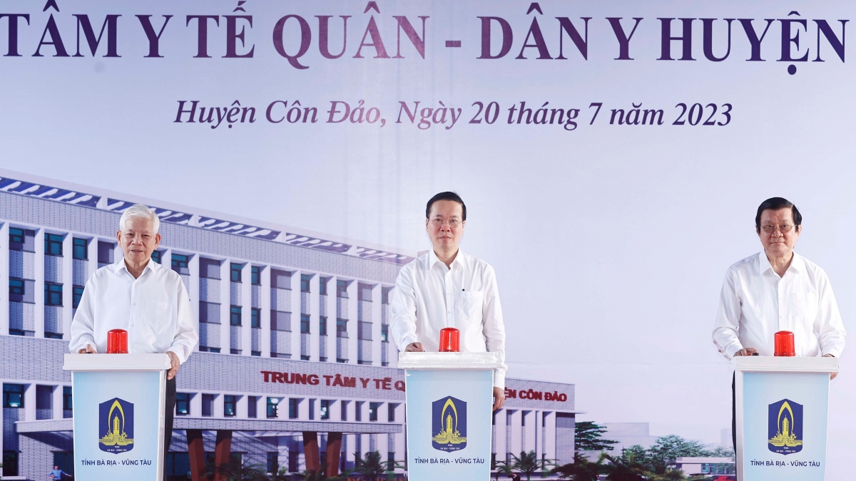 Chủ tịch nước Võ Văn Thưởng và các đại biểu thực hiện nghi thức khởi công xây dựng Trung tâm Y tế Quân - Dân Y huyện Côn Đảo.
