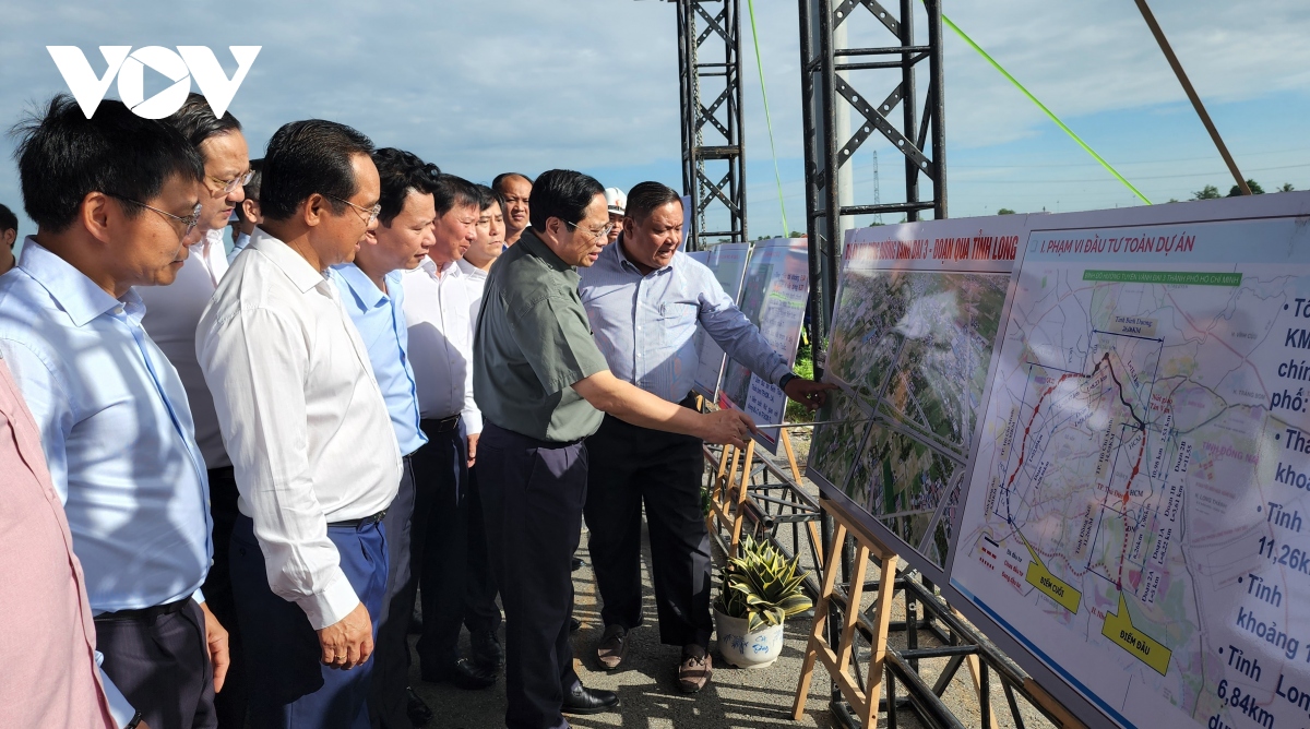 Thủ tướng Phạm Minh Chính cùng đoàn công tác của Chính phủ kiểm tra dự án đường vành đai 3 TP.HCM qua Long An.