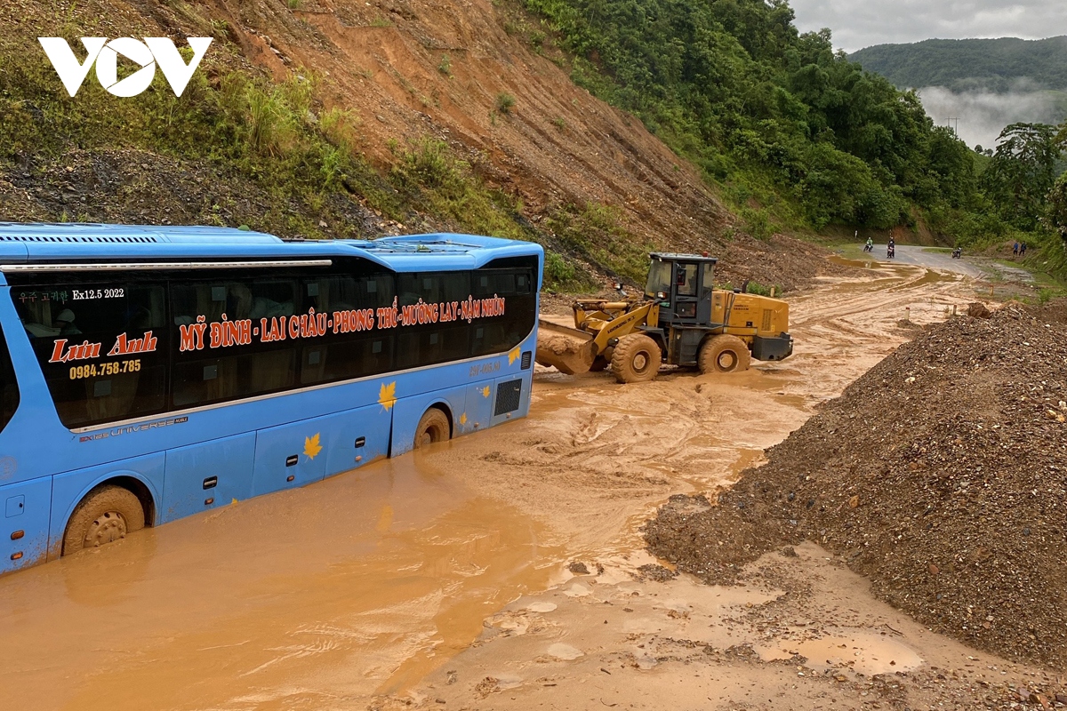 Sạt lở đất đá do mưa lũ khiến việc đi lại gặp nhiều khó khăn.