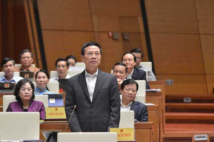 Bộ trưởng Bộ Thông tin và Truyền thông Nguyễn Mạnh Hùng trả lời chất vấn các đại biểu. (Ảnh: Quốc hội)