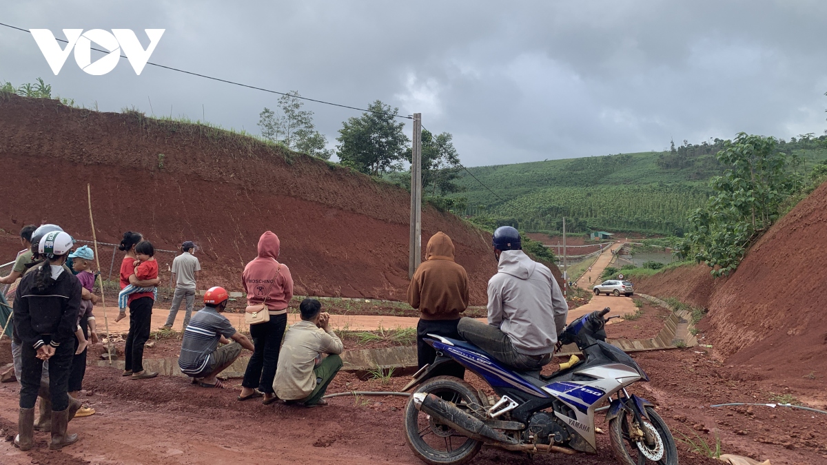 Người dân sinh sống gần hồ thuỷ lợi Đắk N'ting đang rất lo lắng trước tình hình sạt trượt, nguy cơ vỡ đập thuỷ lợi.