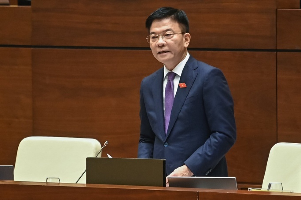 Bộ trưởng Bộ Tư pháp Lê Thành Long trả lời chất vấn.