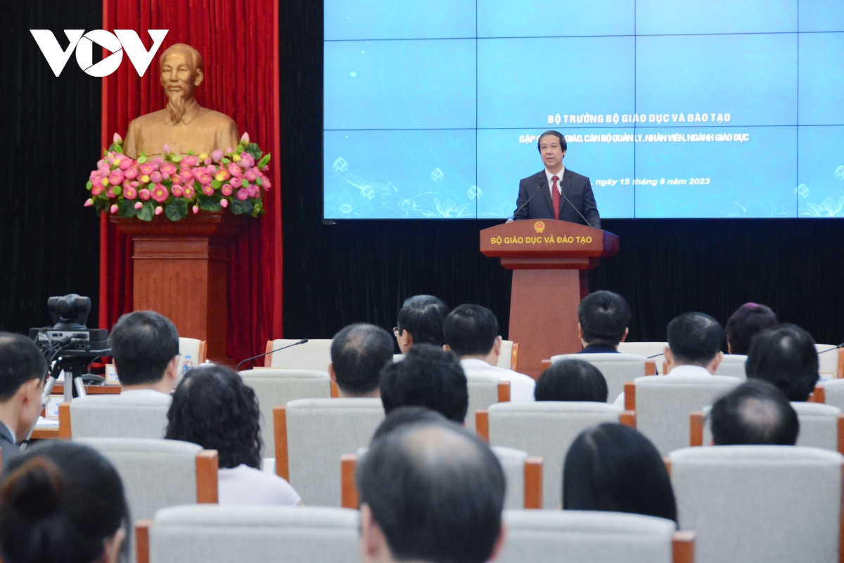 Bộ trưởng Bộ GD-ĐT Nguyễn Kim Sơn phát biểu tại chương trình gặp gỡ giáo viên.