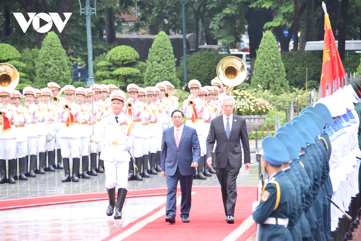 Thủ tướng Phạm Minh Chính và Thủ tướng Lý Hiển Long duyệt đội danh dự.