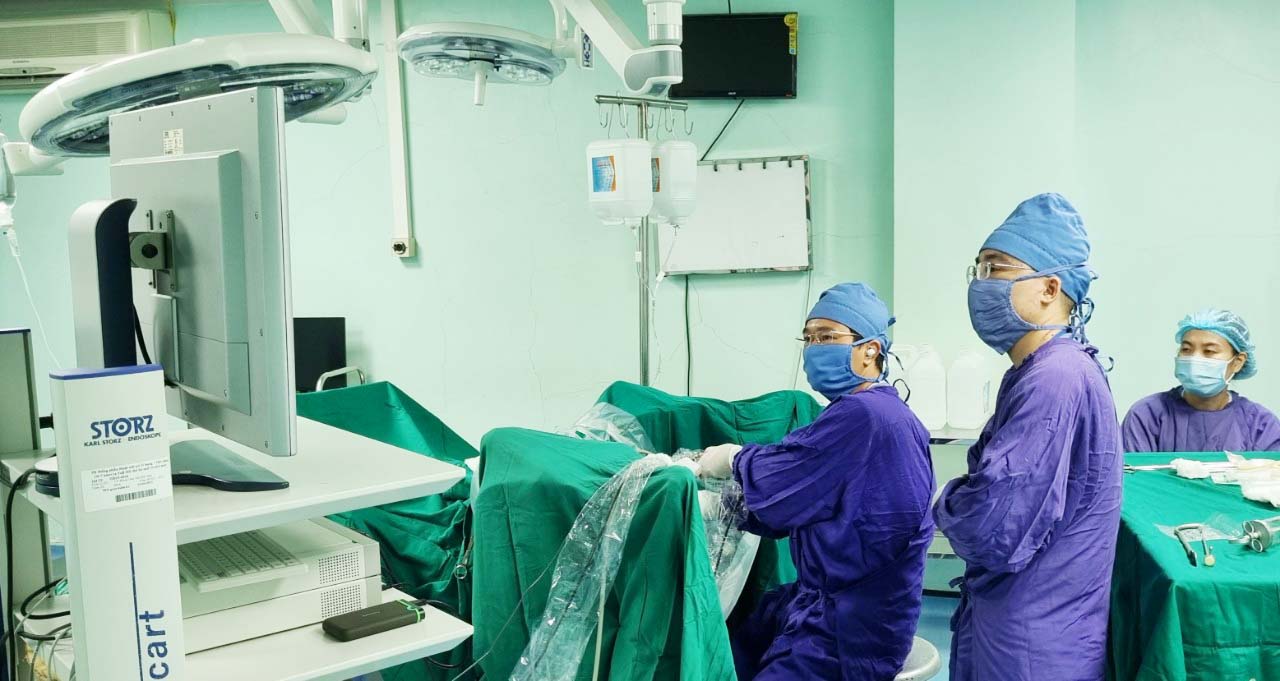 BSCKII Nguyễn Hồng Long thực hiện phẫu thuật laser bốc hơi tiền liệt tuyến tại Bệnh viện Hữu Nghị.