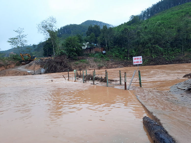 Nhiều cây cầu tạm ở huyện miền núi Tây Giang bị hư hỏng sau lũ.