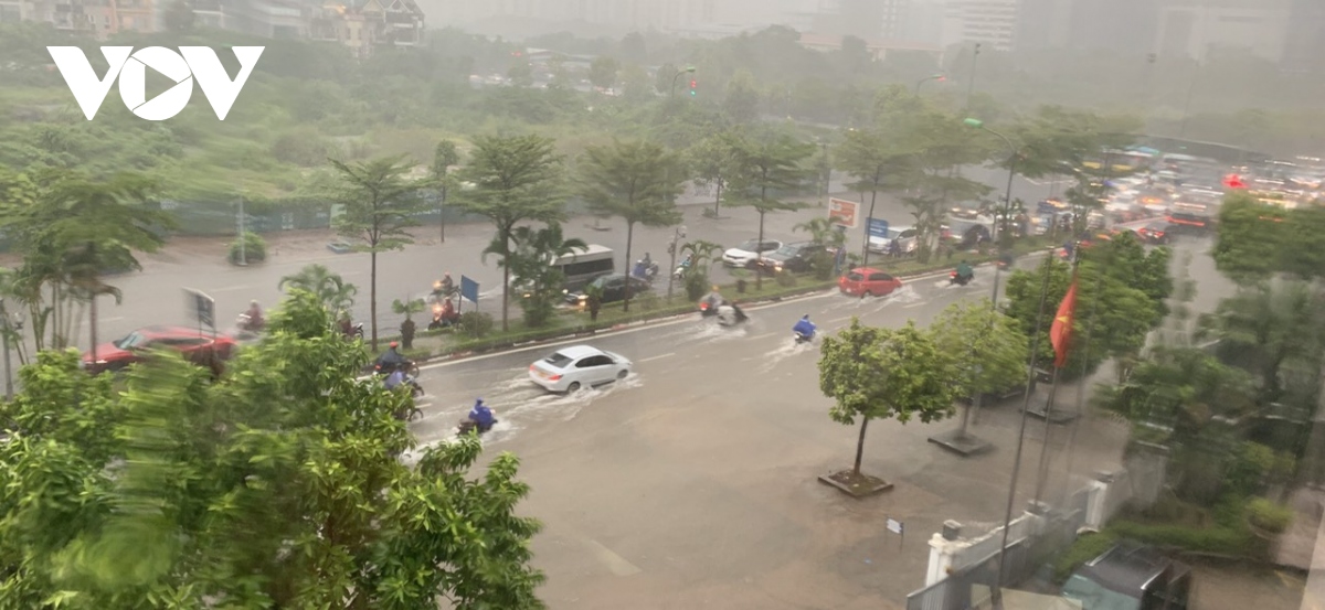 Mưa lớn khiến nhiều tuyến phố tại Hà Nội ngập cục bộ.