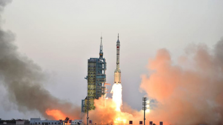 Một vụ phóng tên lửa đẩy do Trung Quốc thực hiện. (Ảnh: AFP)