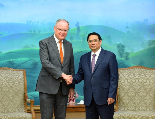 Thủ tướng Phạm Minh Chính và ông Stephan Weil, Thủ hiến bang Hạ Saxony của Đức. (Ảnh: VGP/Nhật Bắc)
