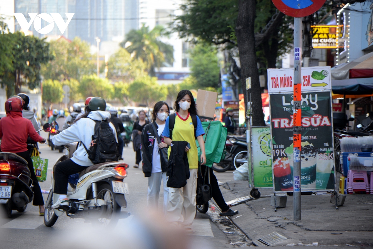 Bảng hiệu đặt sát mép đường khiến người đi bộ phải đi dưới lòng đường Nguyễn Gia Trí (Bình Thạnh)