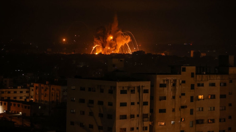 Khói và lửa bốc lên từ các mục tiêu mà Israel không kích vào Dải Gaza sáng 8/10. (Ảnh: Getty)