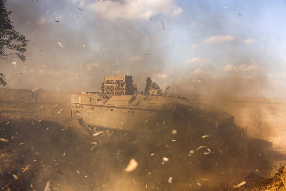 Xe bọc thép chở quân nhân của Israel ở dải Gaza ngày 15/10/2023. (Ảnh: Reuters)