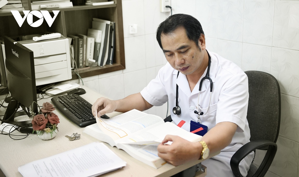 Bác sĩ Nguyễn Trung Cấp, Phó Giám đốc Bệnh viện nhiệt đới Trung ương.