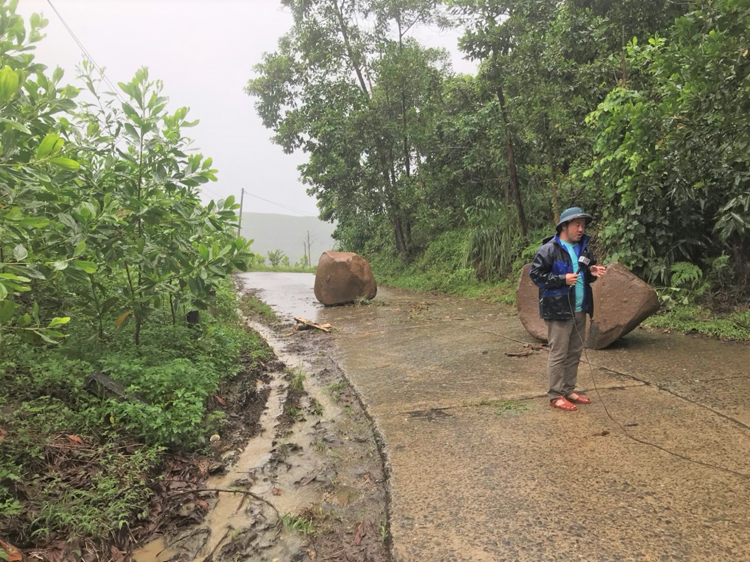 Đất đá từ trên núi lăn xuống giữa đường ở huyện Phước Sơn.