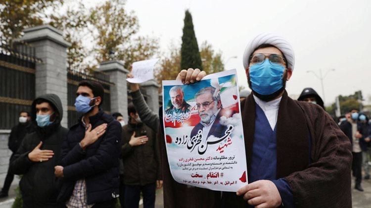 Người biểu tình tụ tập phản đối vụ ám sát Mohsen Fakhrizadeh, nhà khoa học hạt nhân hàng đầu của Iran, ở Tehran, Iran, ngày 28/11/2020. (Ảnh: KT)