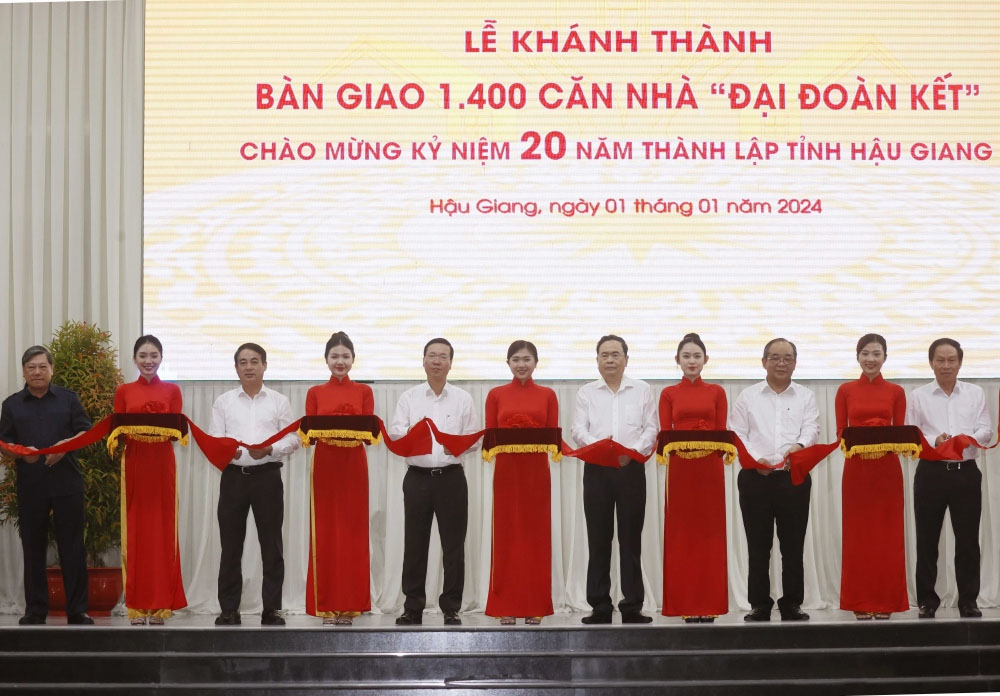 Chủ tịch nước dự Lễ bàn giao 1.400 nhà Đại đoàn kết tại tỉnh Hậu Giang.