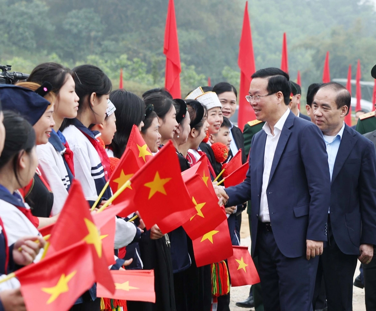 Đông đảo các tầng lớp nhân dân tỉnh Tuyên Quang tham dự Tết trồng cây đón Chủ tịch nước Võ Văn Thưởng.