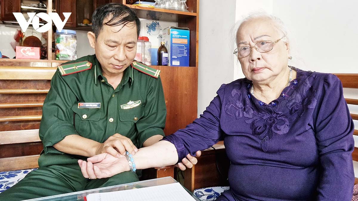 Thiếu tá Ninh Công Khánh khám và tặng quà bệnh nhân nghèo.