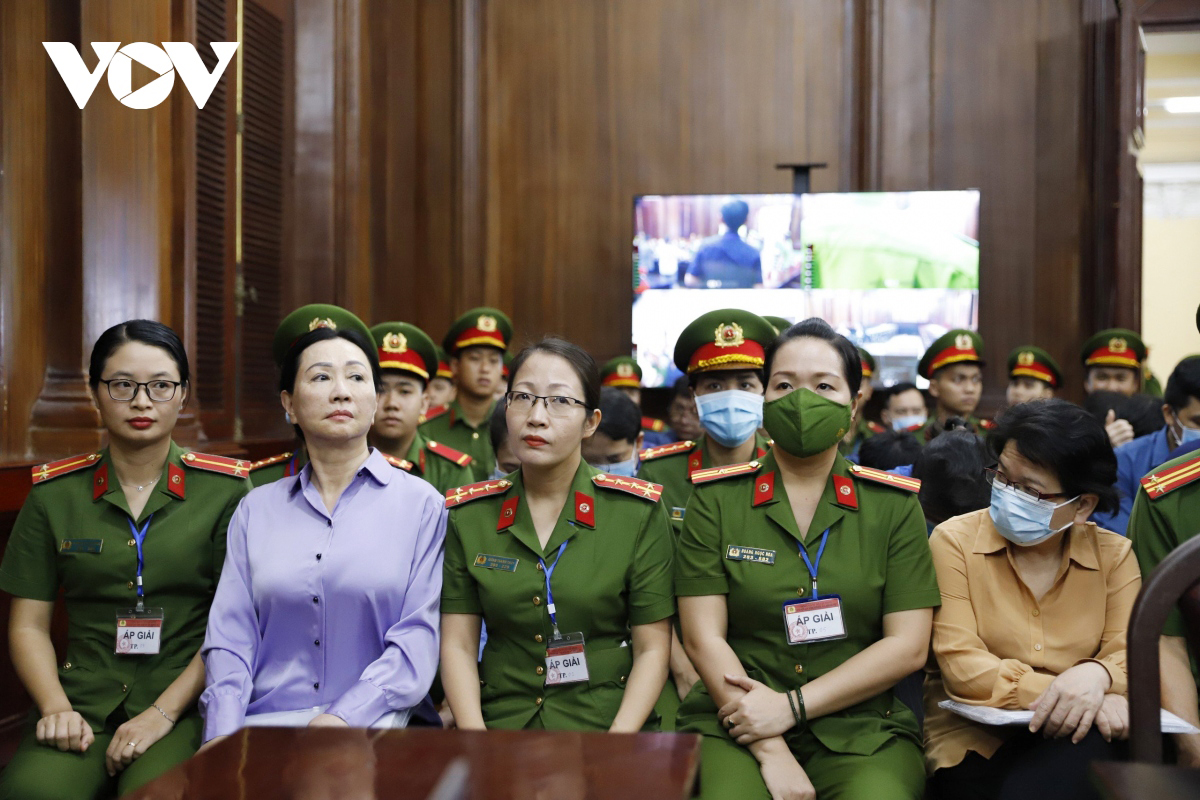 Bà Trương Mỹ Lan (áo tím) tại phiên tòa xét xử cấp sơ thẩm. (Ảnh: Tỷ Huỳnh)