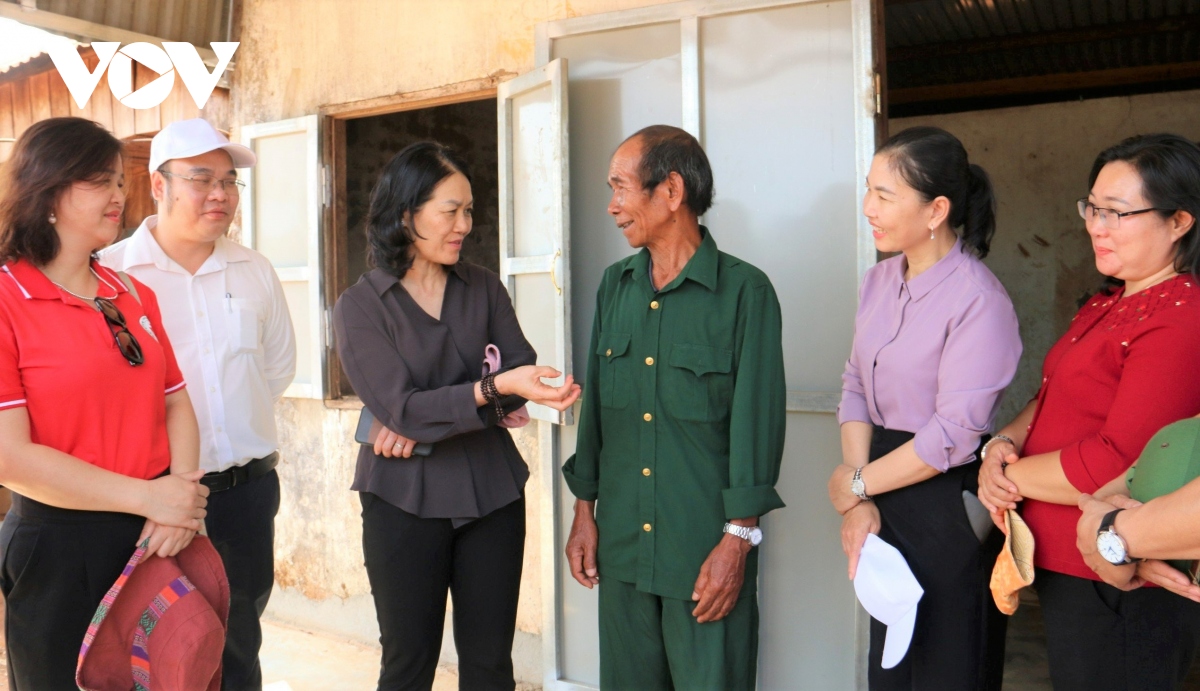 Đoàn Trung ương Hội Chữ Thập đỏ Việt Nam thăm gia đình được hỗ trợ sửa nhà tại xã Quảng Trực, huyện Tuy Đức, tỉnh Đắk Nông.