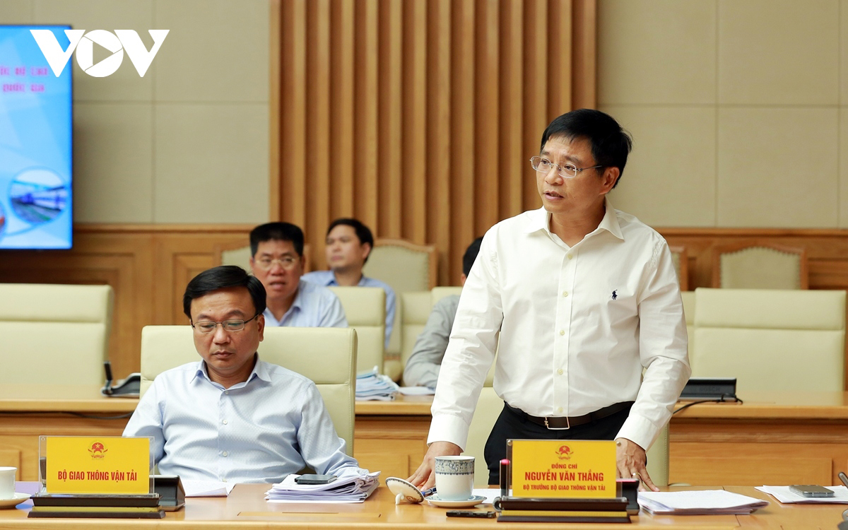 Bộ trưởng Nguyễn Văn Thắng cùng lãnh đạo Bộ GTVT nêu ý kiến tại cuộc họp.