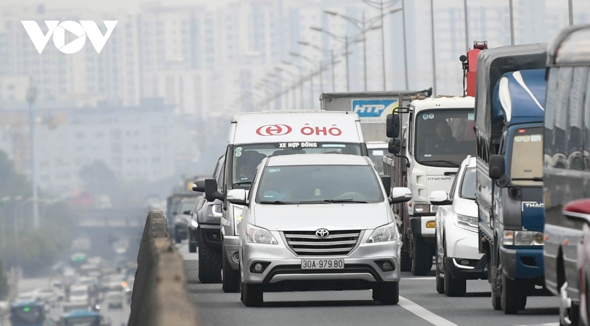 Tình trạng vi phạm giao thông trên Vành đai 3 diễn ra thường xuyên.