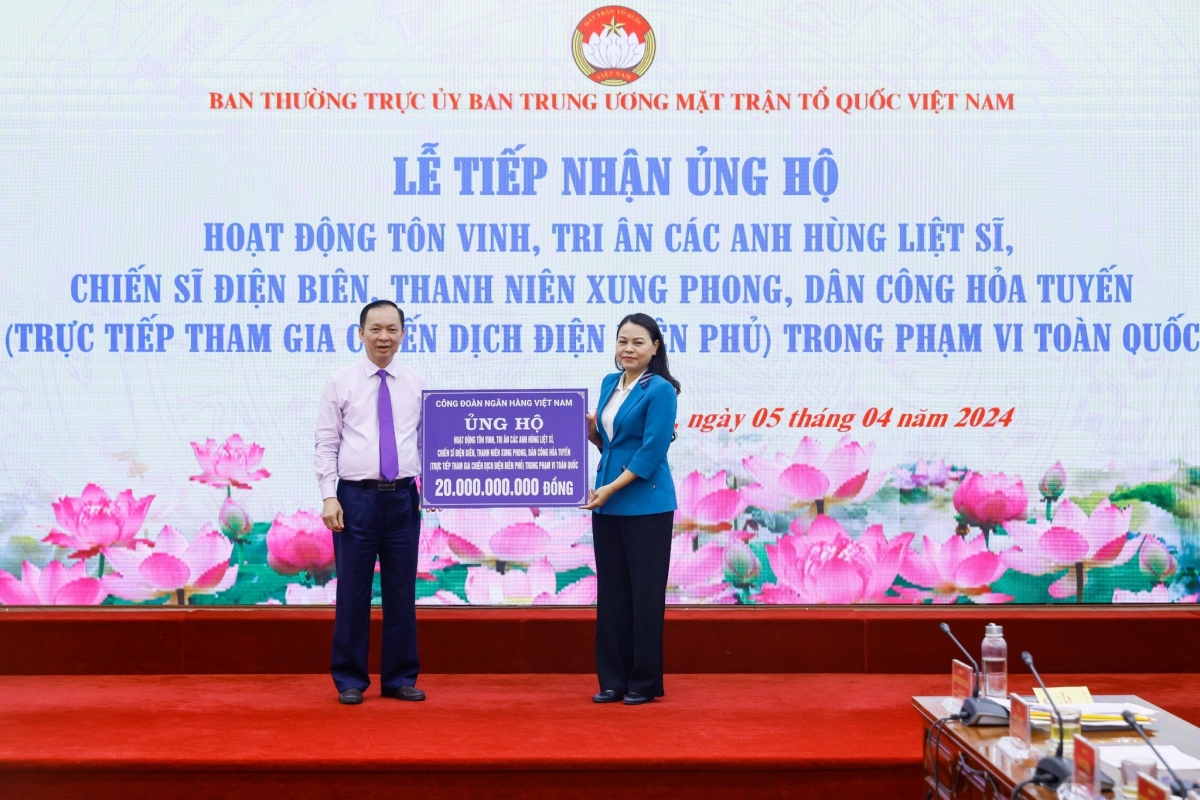 Bà Nguyễn Thị Thu Hà, Phó Chủ tịch - Tổng Thư ký Ủy ban Trung ương MTTQ Việt Nam tiếp nhận số tiền ủng hộ từ Công đoàn Ngân hàng Việt Nam.