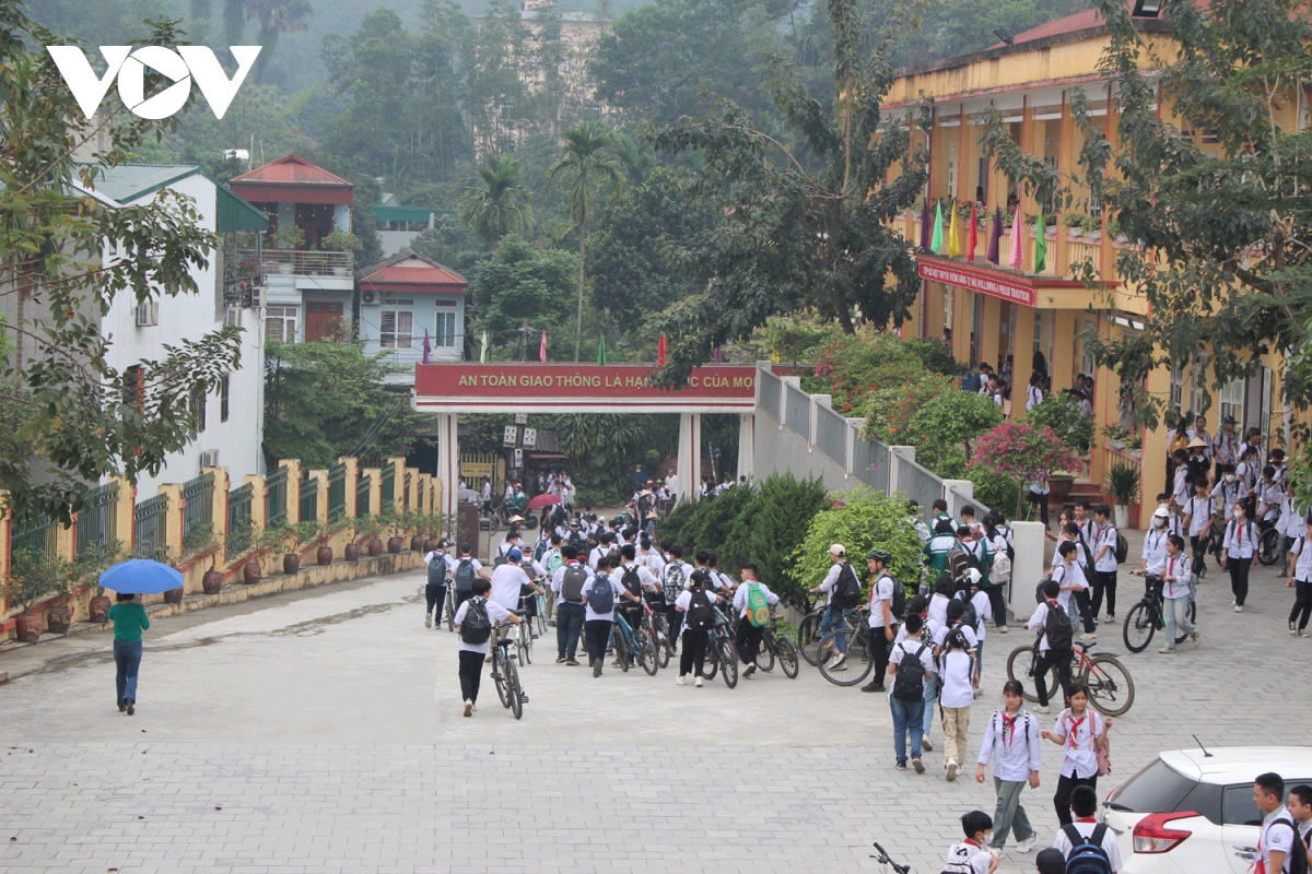 Các trường học mà cổng trường có độ dốc lớn đều áp dụng bắt buộc học sinh phải dắt xe đi xuống, kể cả xe đạp điện.