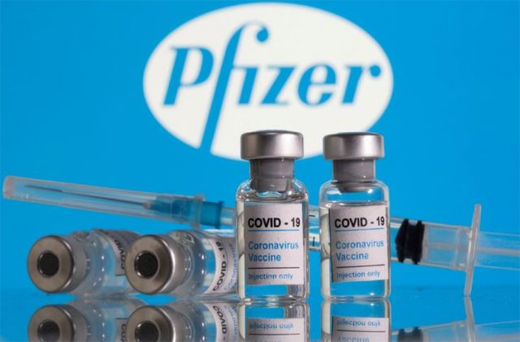 Hai liều vaccine Pfizer giảm 94% các ca mắc Covid-19 có triệu chứng ở tất cả các nhóm tuổi và các ca có triệu chứng nghiêm trọng. (Ảnh minh họa: Reuters)