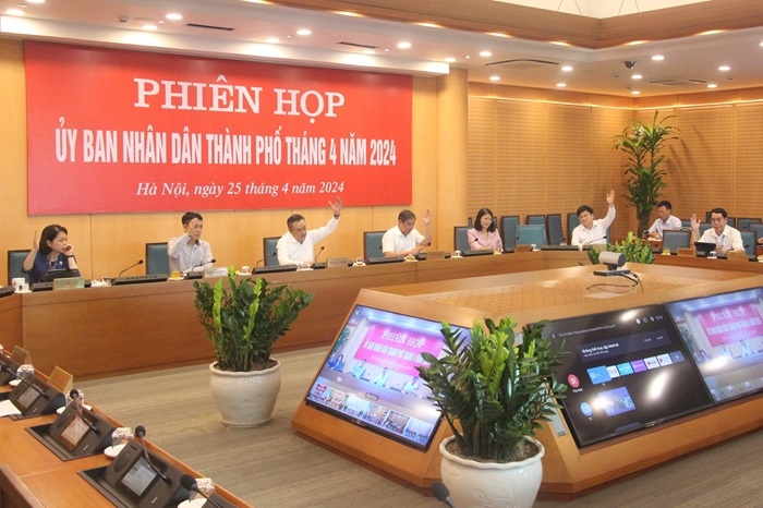 Các thành viên UBND thành phố Hà Nội biểu quyết thông qua đề án.