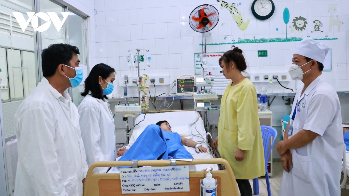 Lãnh đạo Thành ủy, UBND TP.Long Khánh thăm hỏi bệnh nhân ngộ độc. (Ảnh: Duy Phương)   