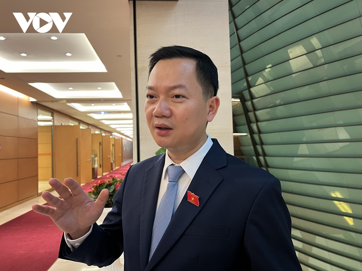 Đại biểu Trịnh Xuân An trao đổi với báo chí bên hành lang Quốc hội.