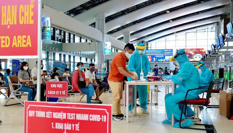 Hành khách đợi làm thủ tục nhập cảnh vào Việt Nam.