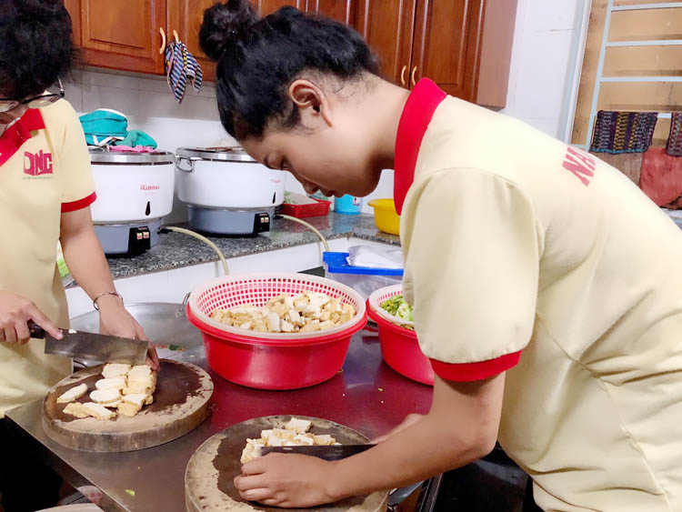Từ rất sớm, cô và trò tại quán Cơm chay Thiện Tâm DNC đã sơ chế và nấu các món ăn phục vụ người nghèo, sinh viên khó khăn.