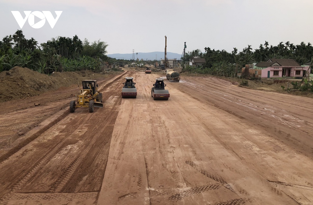 Tại nhiều địa phương, giải phóng mặt bằng (GPMB) vẫn là “điểm nghẽn” cản trở tiến độ thực hiện các dự án giao thông trọng điểm.