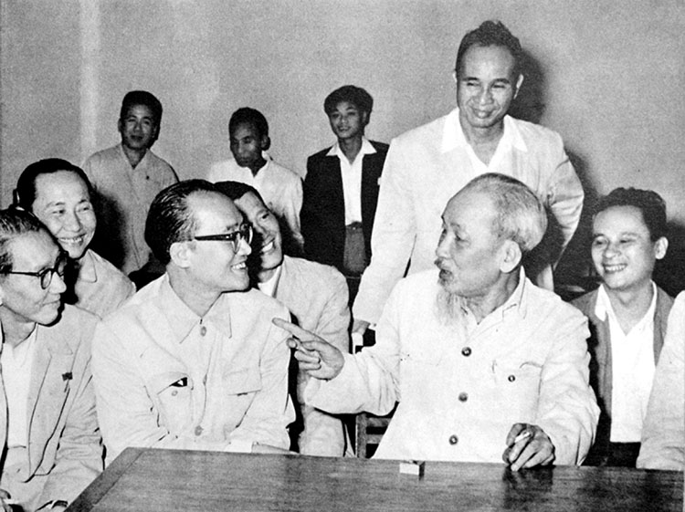 Chủ tịch Hồ Chí Minh nói chuyện thân mật với các đại biểu trí thức dự Hội nghị chính trị đặc biệt. (Ảnh tư liệu)