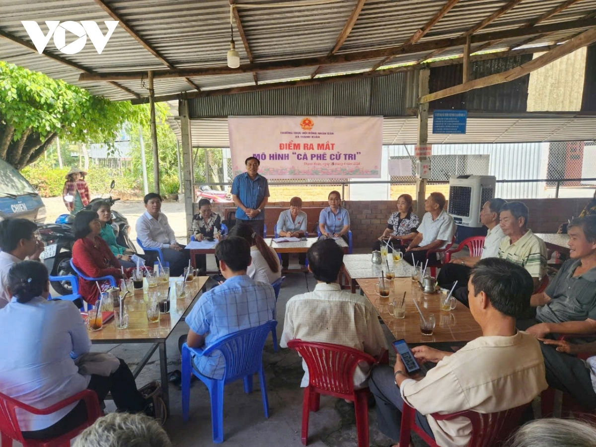 Đại biểu HĐND huyện Châu Thành A và xã Thạnh Xuân tại buổi ra mắt “Cà phê cử tri” ở ấp Trầu Hôi A.