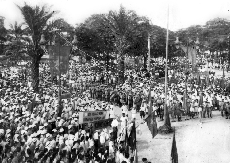 Mitting trước cửa Nhà hát lớn Hải Phòng ngày 23/8/1945. 