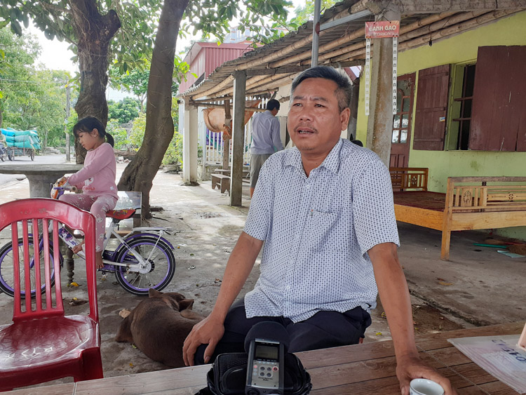 Ông Nguyễn Văn Sáu, chủ bến đò Cau lo lắng nước lên trên sông Ninh Cơ.