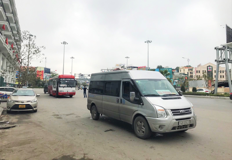 Từ sáng ngày 11/3, nhiều xe khách liên tỉnh đón trả khách tại các khu vực ngã tư Loong Toòng, Ngã tư Kênh Liêm (Hạ Long, Quảng Ninh) mà không vào đón trả khách tại bến.