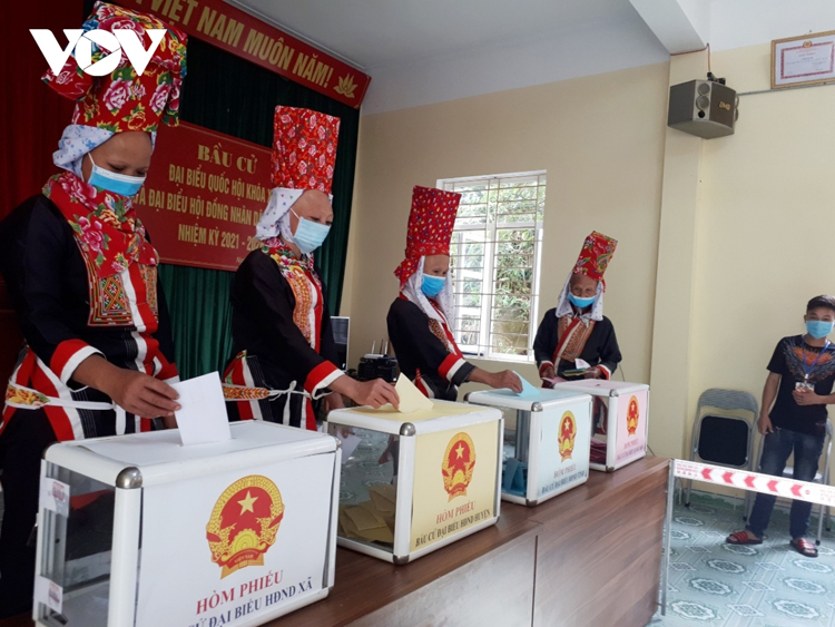 Cử tri người Dao Thanh Phán bỏ phiếu tại huyện biên giới Bình Liêu, tỉnh Quảng Ninh.