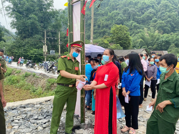 Lực lượng chức năng hỗ trợ người dân phòng chống dịch Covid-19 trong Ngày hội bầu cử tại tỉnh Cao Bằng. (Ảnh: Tiến Cường)