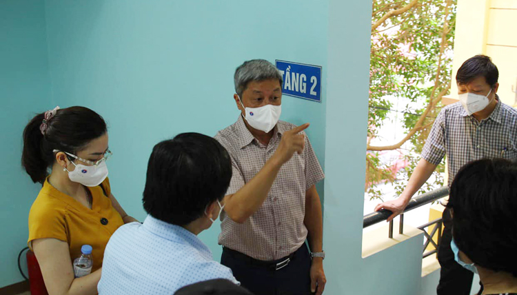 Thứ trưởng Nguyễn Trường Sơn bàn về mô hình test nhanh với các thành viên Bộ phận công tác đặc biệt của Bộ Y tế tại Bắc Giang.