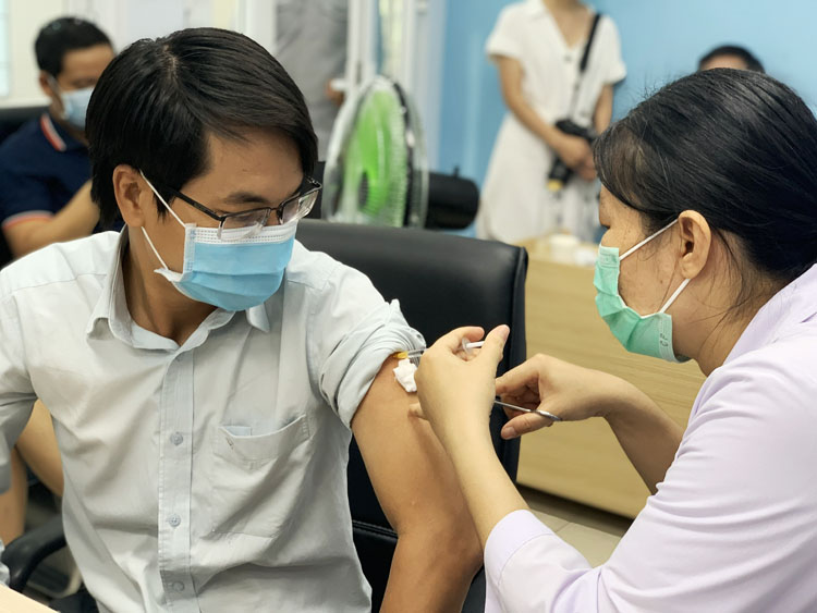 TP.HCM đề nghị Thủ tướng Chính phủ cho phép chủ động tìm nguồn vaccine.