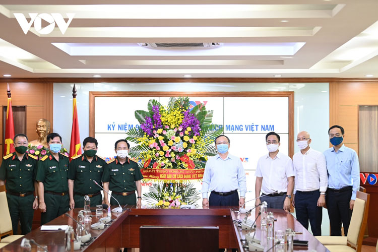 Trung tướng Trịnh Văn Quyết đến thăm và chúc mừng đội ngũ những người làm báo của VOV.