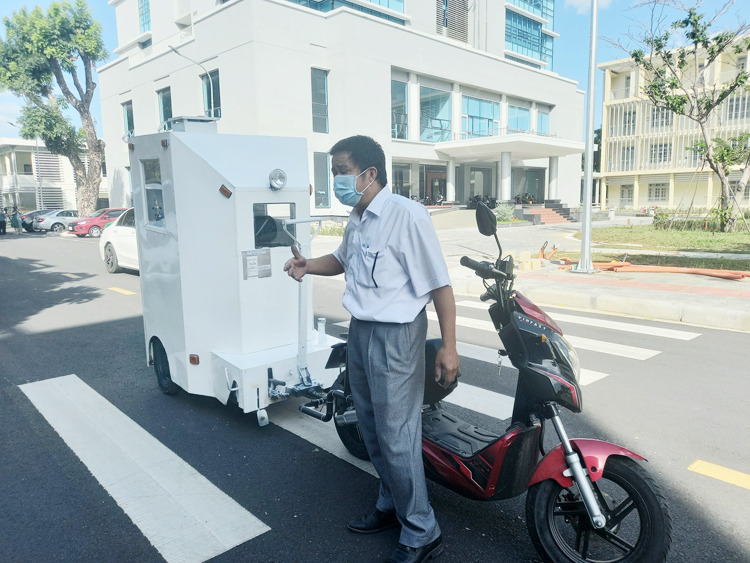 Cabin kết nối với một xe máy điện để dễ dàng di chuyển qua các khoa trong bệnh viện.